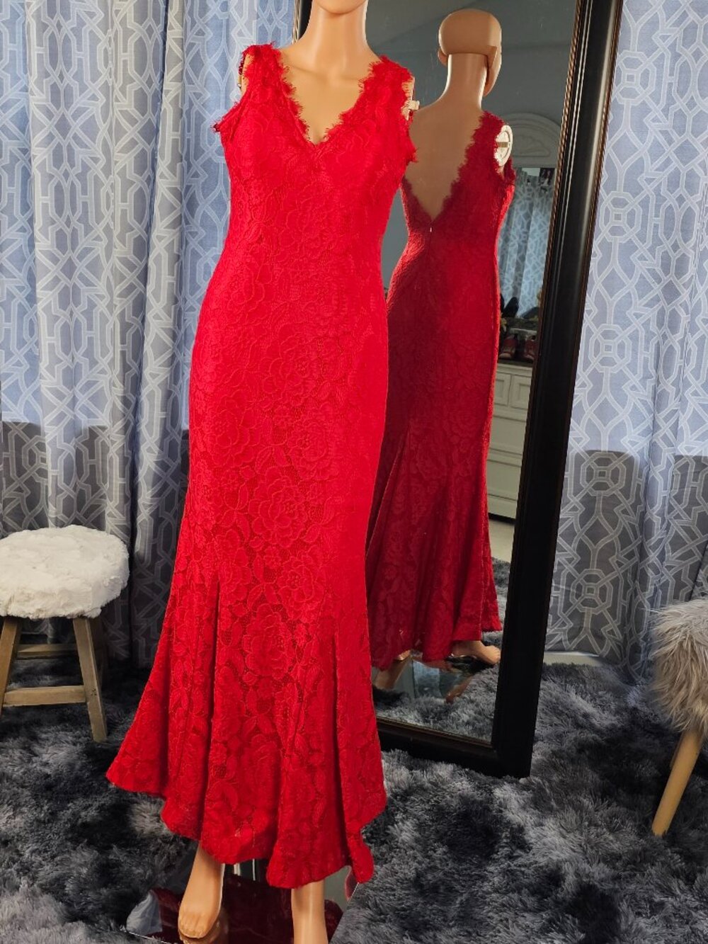 Betsy & Adam Red Lace Mermaid Gown – Deep V‑Neck & Scalloped Trim – Size 6
